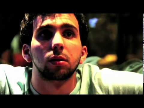 Língua, chopp e dardos na bunda do macaco – Banana Jack e Anões em Chamas